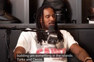 阿里扎：我在某群岛上建了点东西 主持人：你在建什么？妓院？